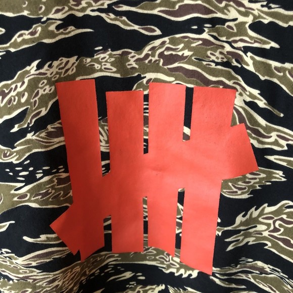 Undefeated Red 5 Strikes Tiger Camo Sweatshirt Men’s Size Medium EUC - Picture 3 of 5